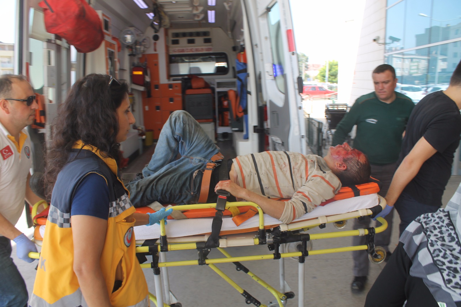 TRAKTÖRDEN DÜŞEREK BAŞINI KAYAYA ÇARPTI