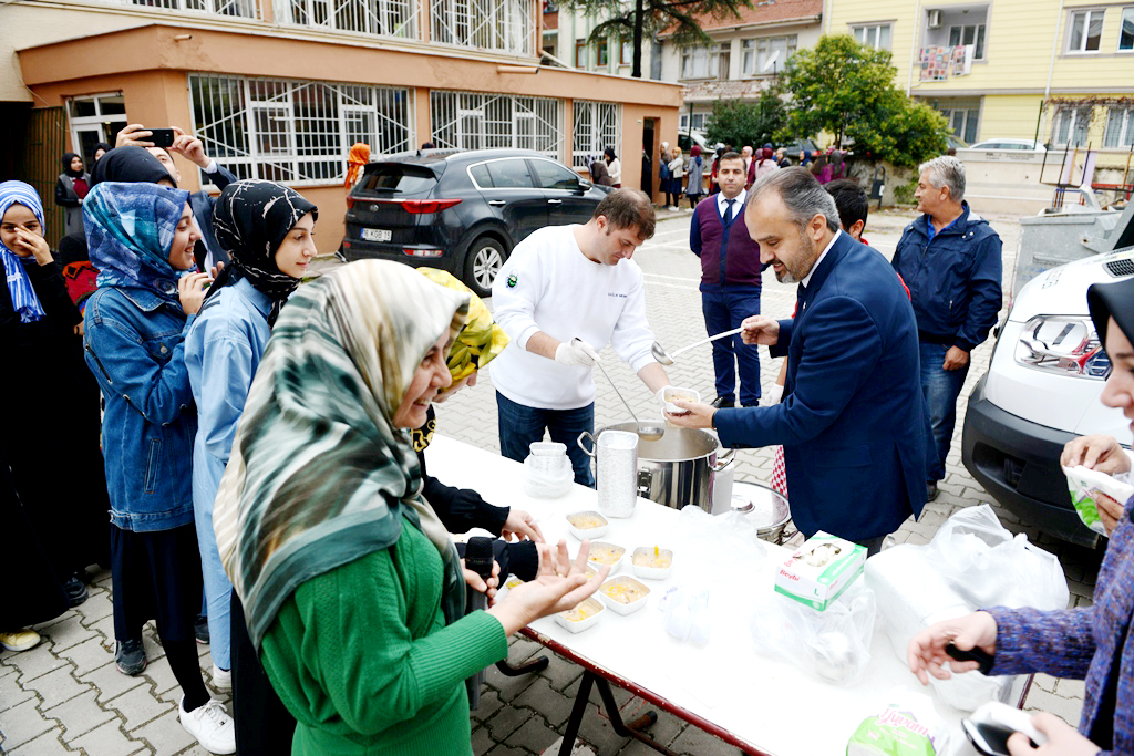AKTAŞ’TAN öĞRENCiLERE AŞURE iKRAMI