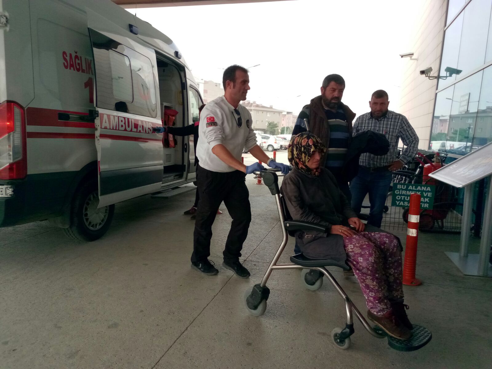 AĞAÇTAN DÜŞEN KADIN YARALANDI