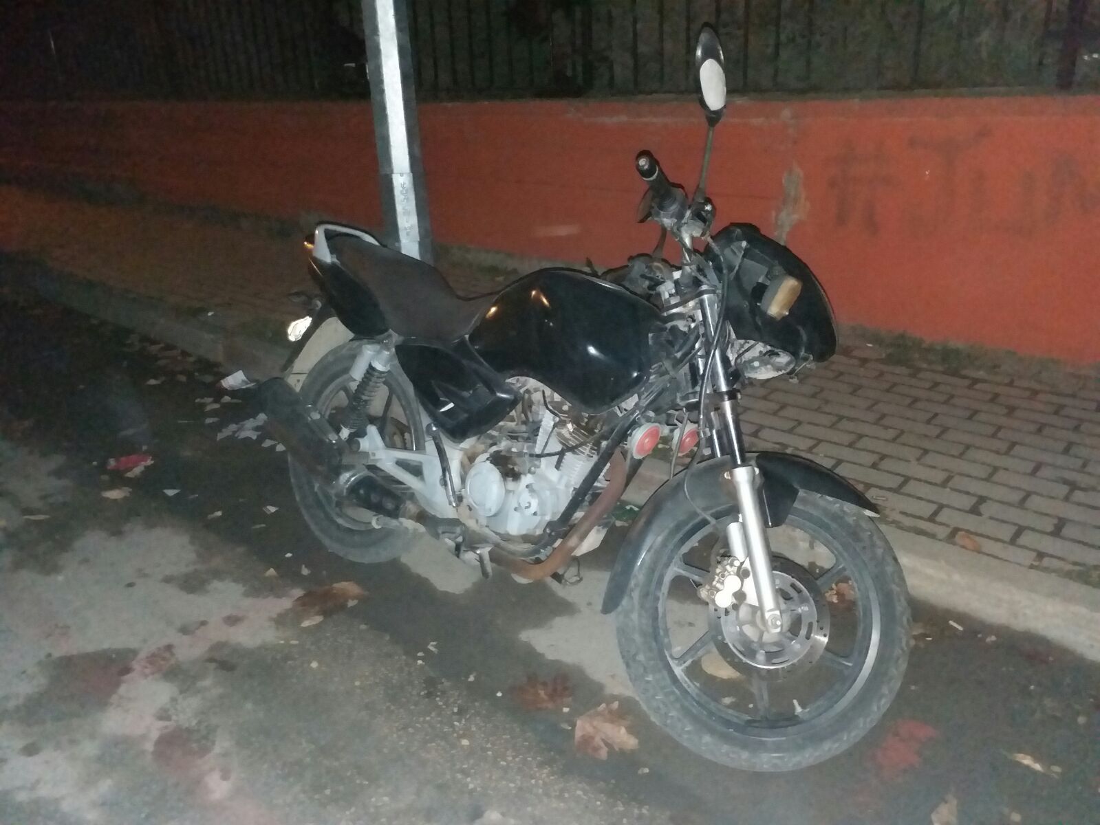 ÇALINTI MOTOSİKLET  YOL KENRAINDA BULUNDU