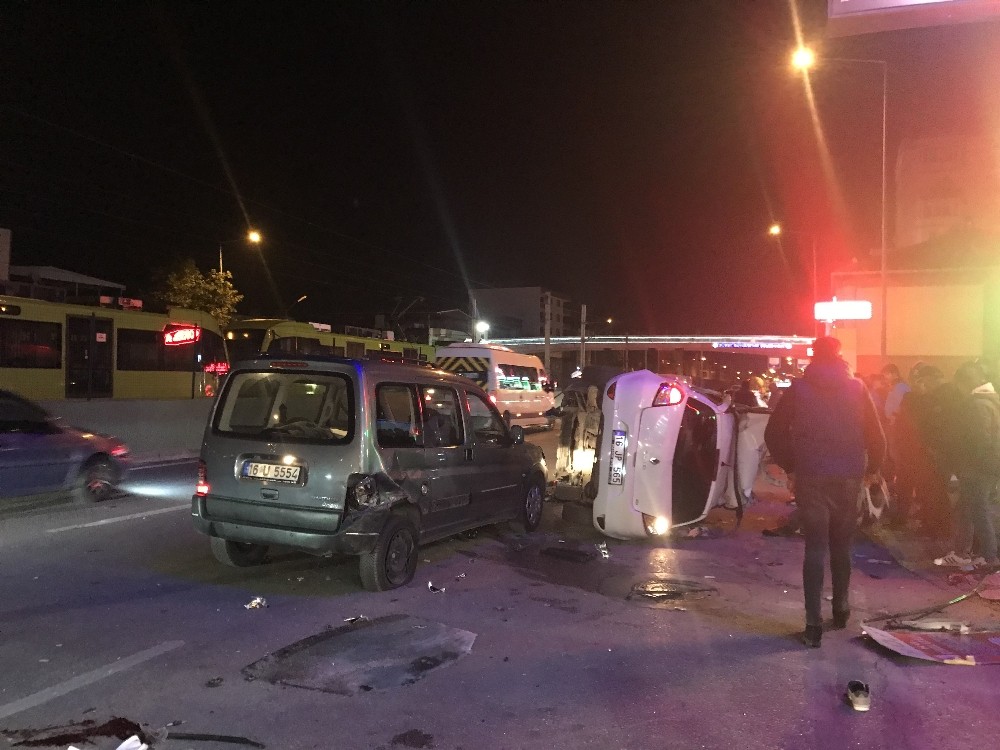 Araç Takla Attı, 2 Kişi Ağır Yaralandı. O Anlar Güvenlik Kamerasına Yansıdı