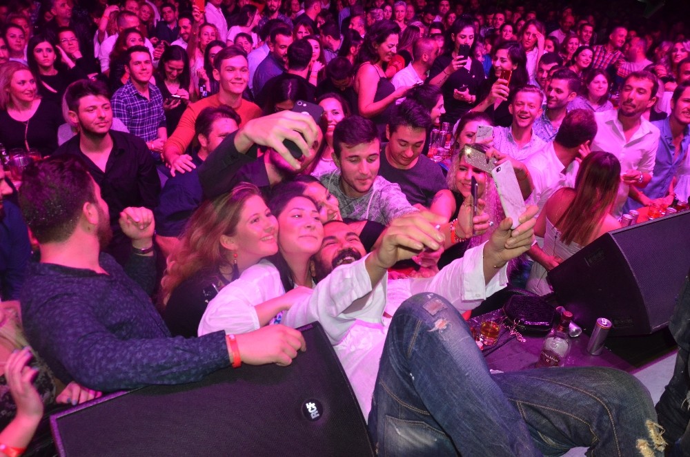 Balkanların Sevilen Şarkıcısı Azis Bursada Konser Verdi