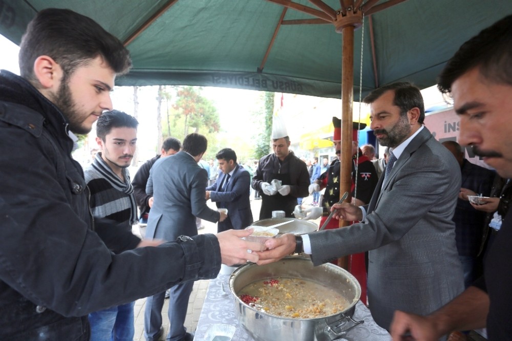 Başkan Işık, Aşure Dağıttı