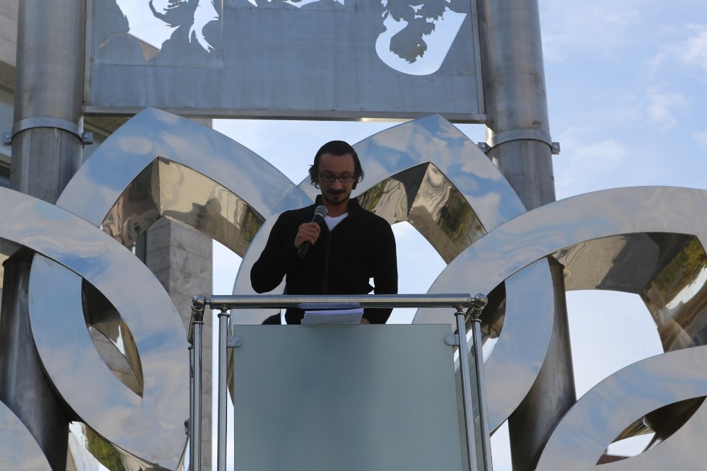 Bu Kulede Her Gün Aynı Saatte Şiir Okunuyor