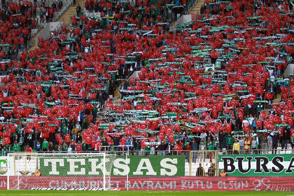 Bursada Tribünler Kırmızı Beyaza Büründü