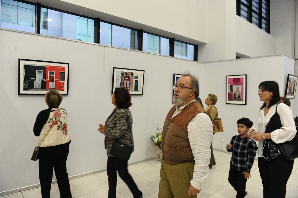 Bursalı Doktor Dünyayı Gezerek Kapıları Fotoğrafladı