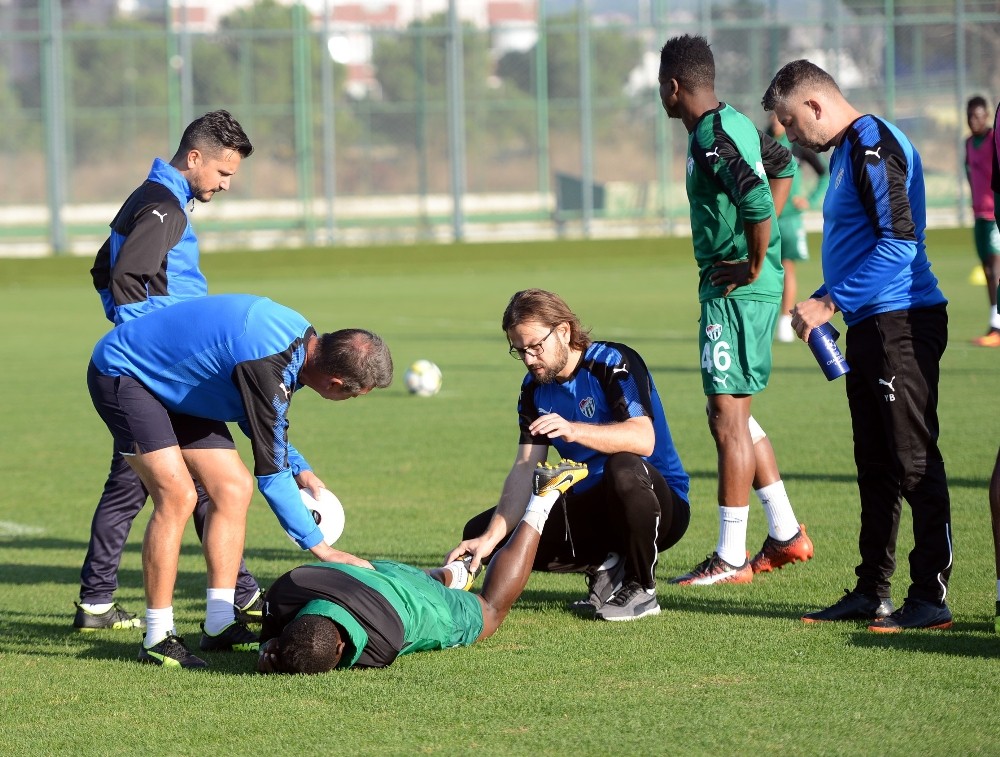 Bursasporda Korkutan Sakatlık, Sahadan Koltuk Değnekleri İle Ayrıldı