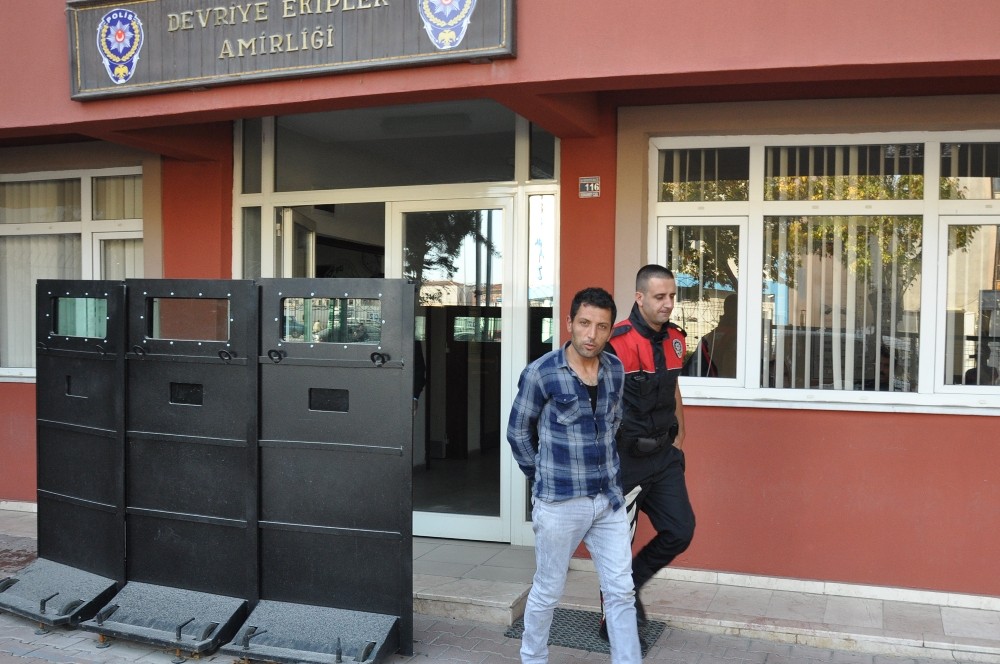 Çaldığı Çantayı Karakol Duvarına Bıraktı, Polisler Alarma Geçti