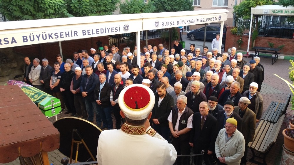 Çarşaf Ve Perdeyi Bağlayarak Evden Kaçmak İsterken Düşen Genç Kıza Son Görev