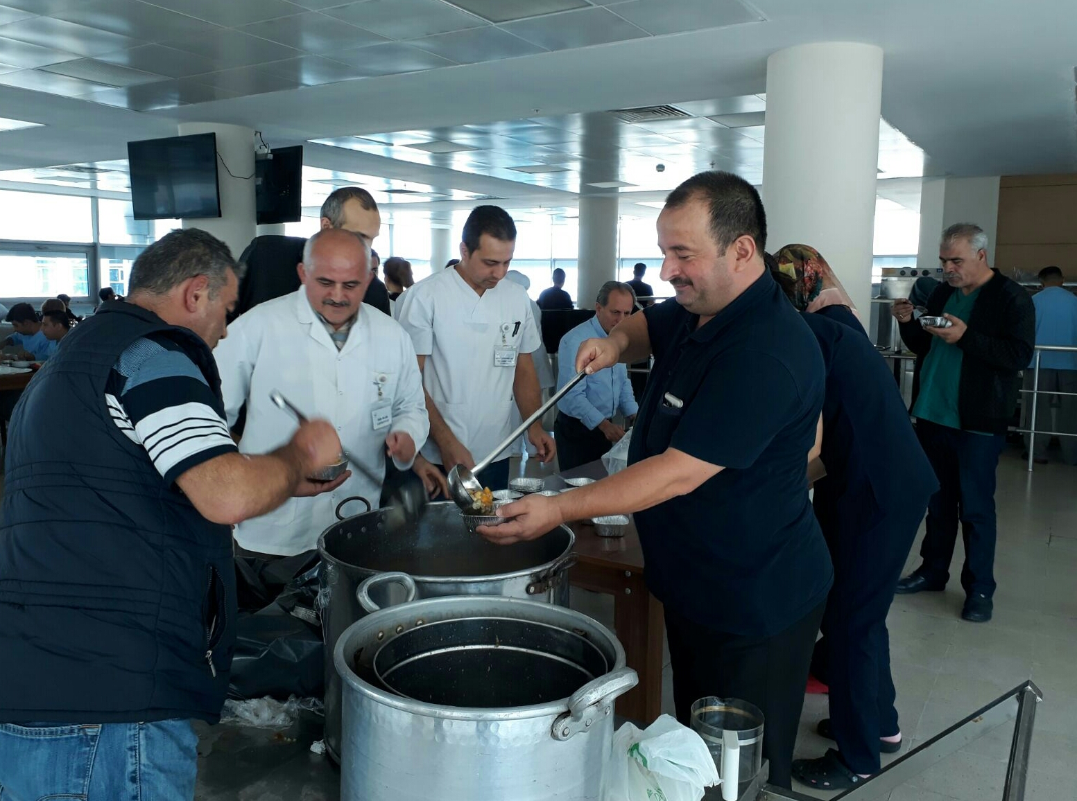 SAĞLIK SEN’DE SAĞLIKÇILARA AŞURE İKRAMI