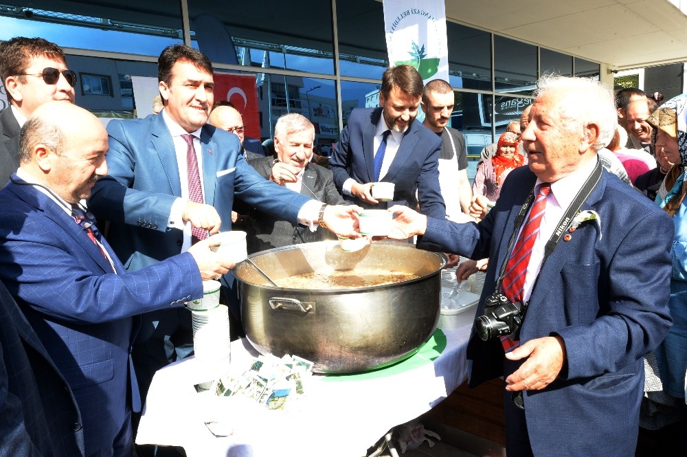 Dündar Aşure Dağıttı