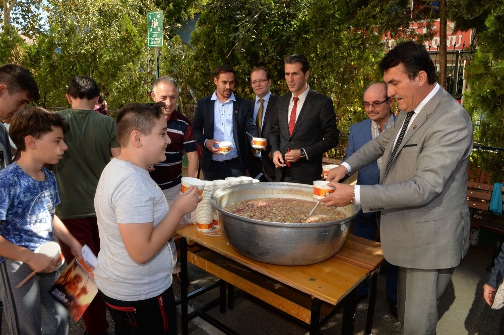 Dündar Öğrencilere Aşure Dağıttı