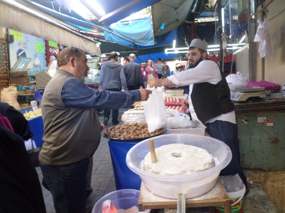 El Değirmeninde Kaya Tuzu Öğütüp Satıyor