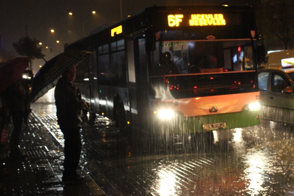 Evlerine Dönen Bursalılar Yağmura Yakalandı