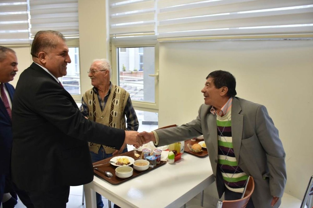 Huzurevine Anlamlı Ziyaret