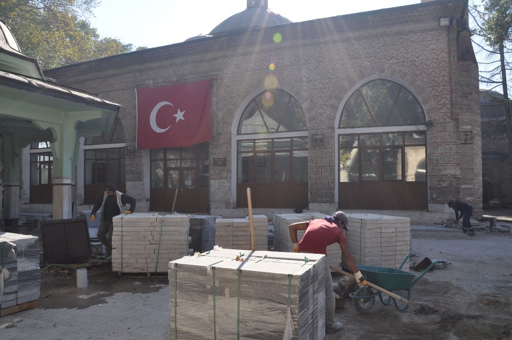 İshakpaşa Külliyesi Çevresinde Tarihi Dokuya Uygun Olmayan Çalışmalardan Vazgeçildi