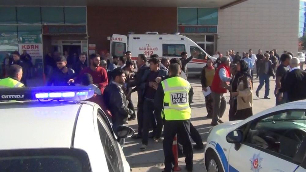 Kazayı Ve Yaralıları Bıraktılar, Hastane Önünde Birbirlerine Girdiler