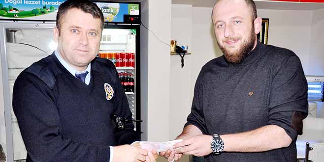 BULDUĞU 10 BiN TL’Yi  POLiSE TESLiM ETTi