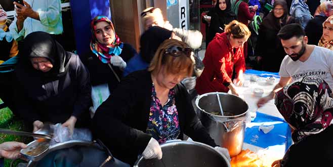 AK KADINLARDAN AŞURE iKRAMI