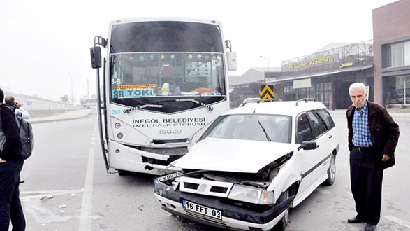 PROBLEMLi KAVŞAKTA KAZA 3 KiŞi YARALANDI