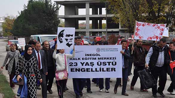 23 YAŞ üSTü öZEL öĞRENCiLER CUMHURiYET YüRüŞü DüZENLEDi
