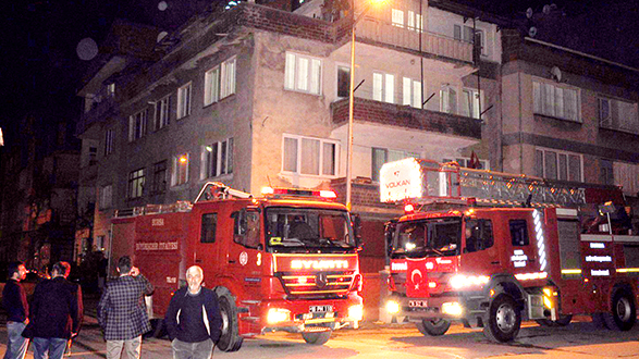 YANGIN MAHALLE SAKİNLERİNİ KORKUTTU