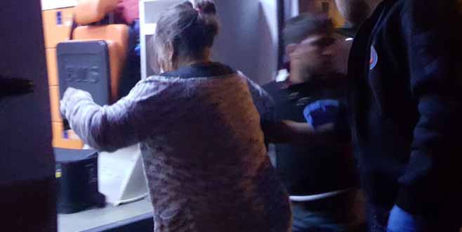 İNEGÖL’DE ANNESİNİ DÖVDÜ..BÖYLE EVLAT OLMAZ OLSUN