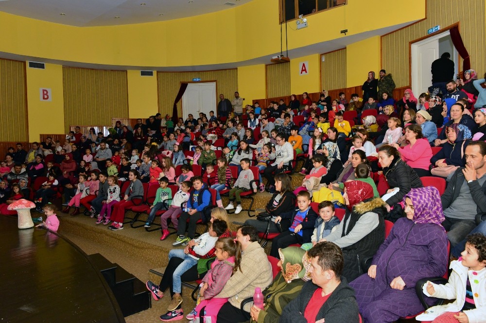 Minikler “Bir Kaplumbağa Hikâyesi” Oyunuyla Eğlendi