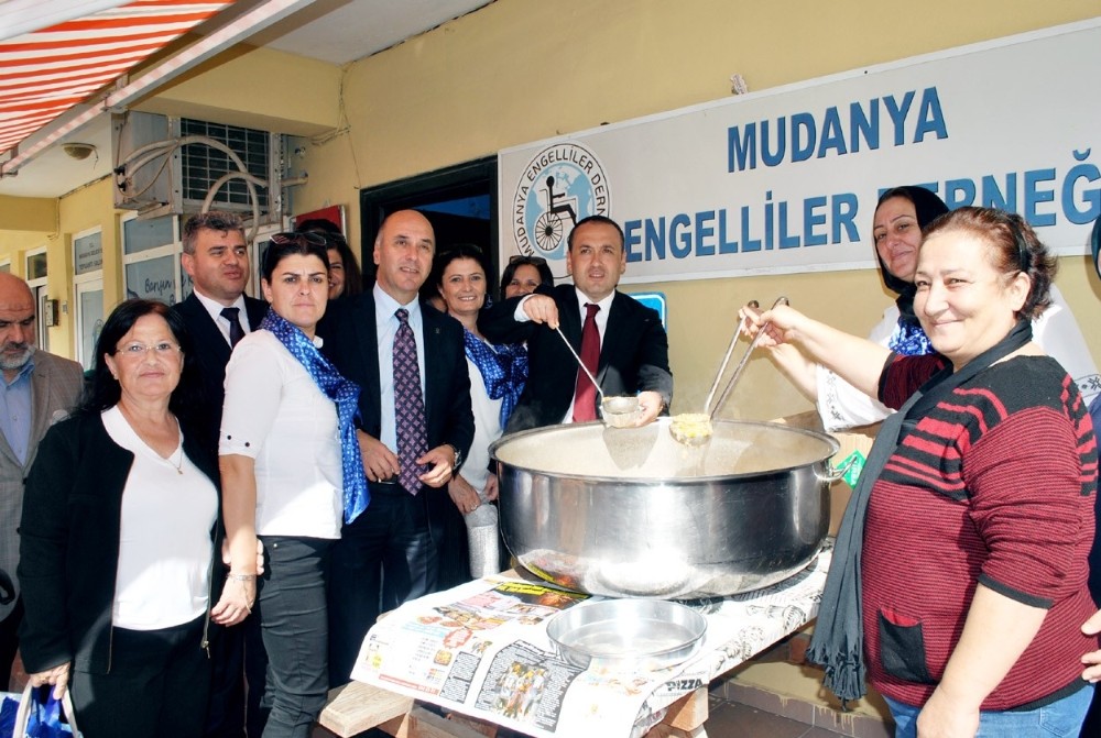 Mudanya Engelliler Derneğinden Aşure İkramı