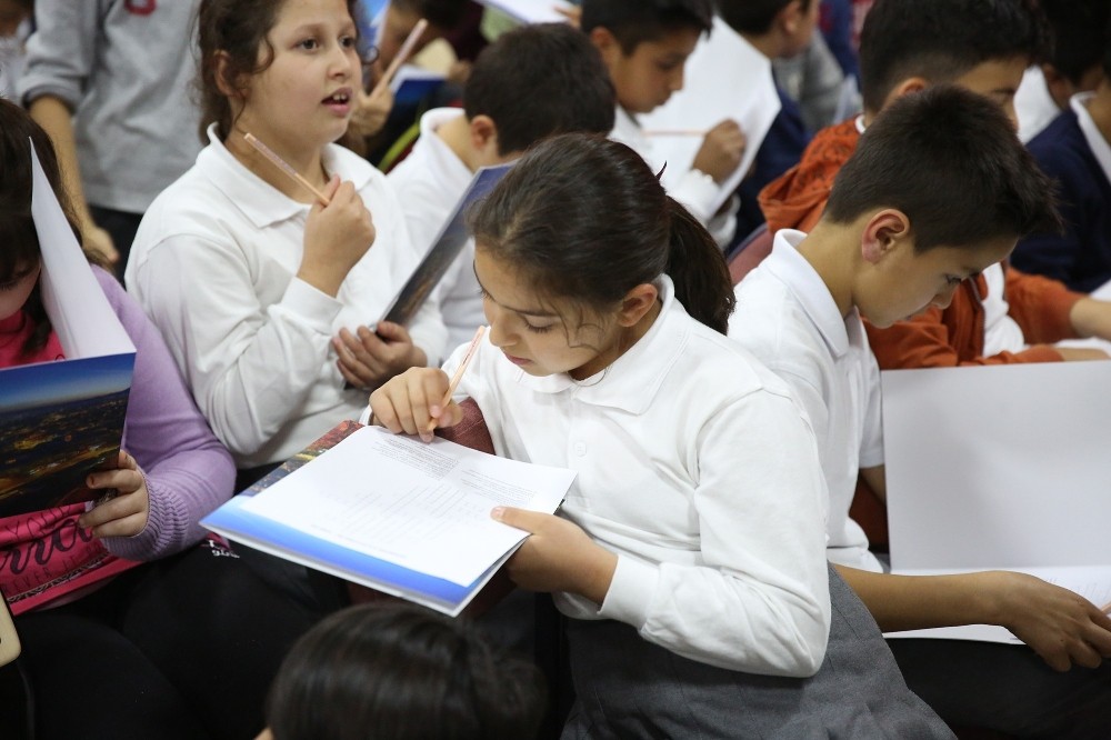 Öğrenciler Geçmişlerini Öğreniyor