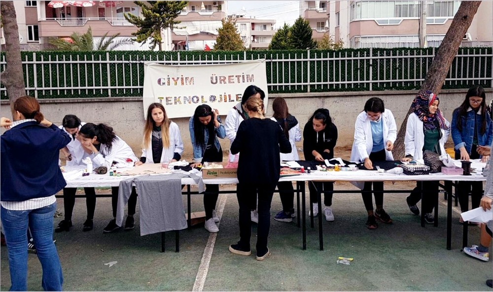 Öğrencilerden Okul Bahçesinde Tişört Tasarımı