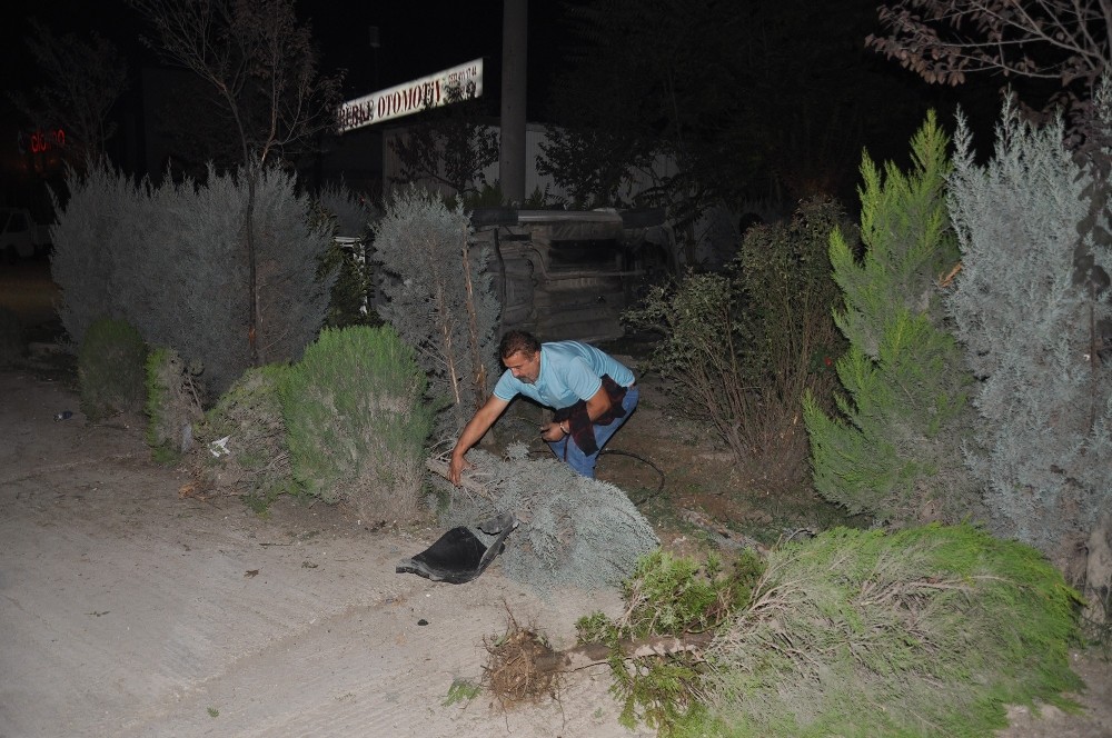 Otomobilin Köftecinin Bahçesine Uçma Anı Güvenlik Kamerasında