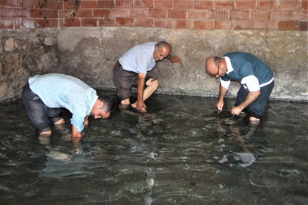 (Özel Haber) Bu Çamur Ve Suya Girenler Güzelleşiyor