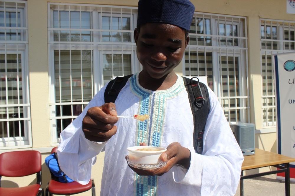 (Özel Haber) Yabancı Müslüman Öğrenciler İlk Defa Aşure Yedi