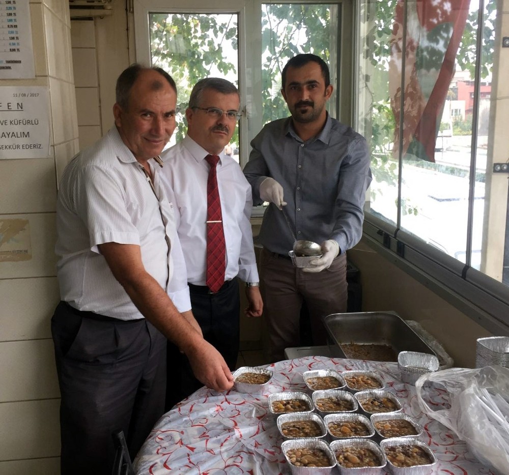 Pazaryerliler Aşure Dağıttı