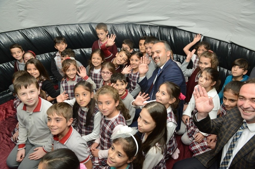 Planetaryum İle Gökyüzünü Keşfediyorlar