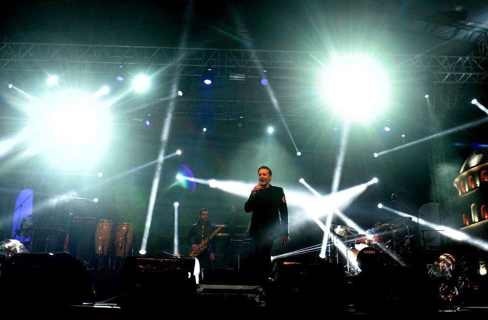 Şarkıcı Edis, Cumhuriyet Şöleninde Bursada Binlerce Kişiyi Coşturdu