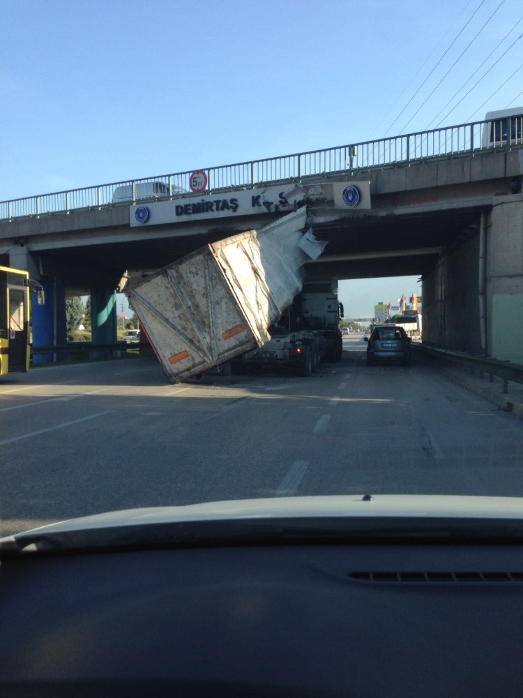 Seyir Halinde Damperi Açılan Kamyon Köprüye Çarptı