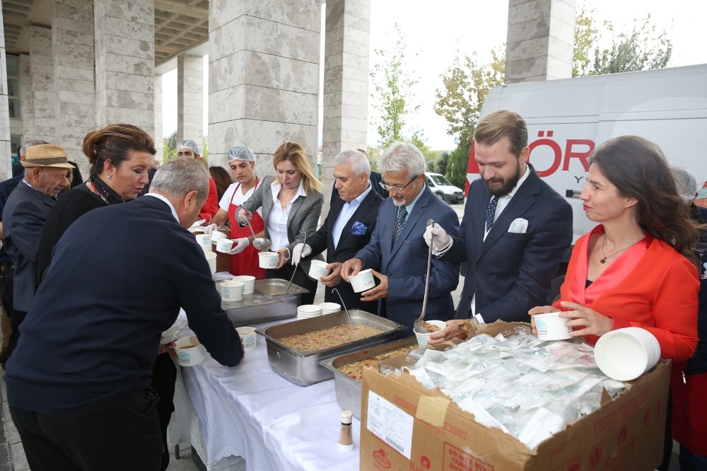Sıcak Aşure Ağızları Tatlandırdı