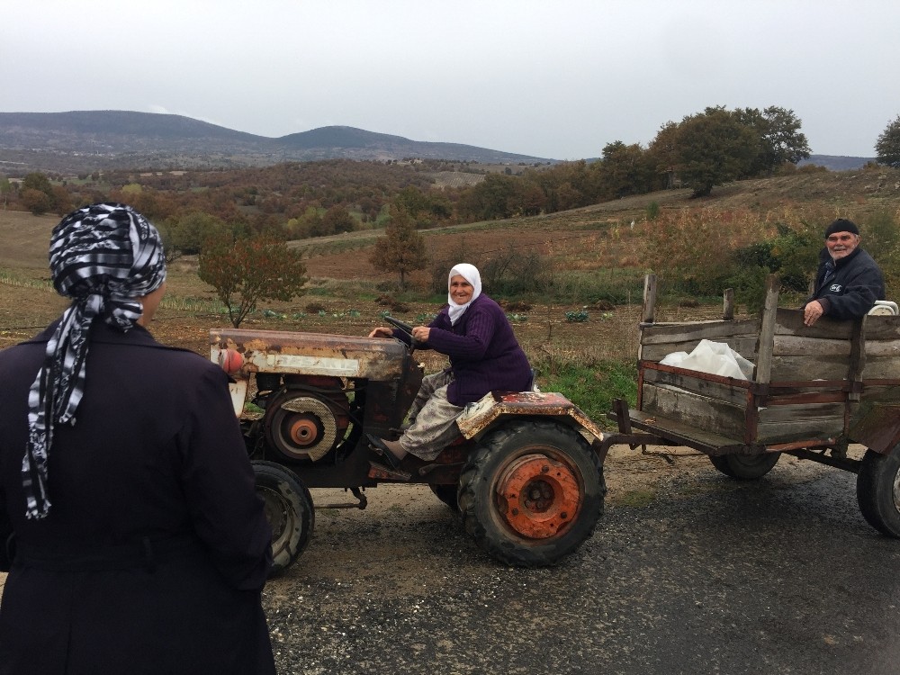 Traktörlü Nine Gençlere Taş Çıkartıyor