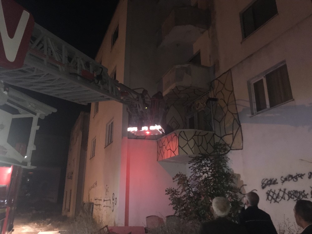 Uyuşturucunun Etkisiyle Kendini Balkona Kilitledi