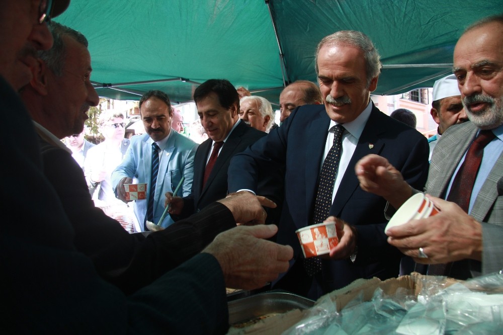 Vali Küçük İle Başkan Altepe Vatandaşlara Aşure Dağıttı