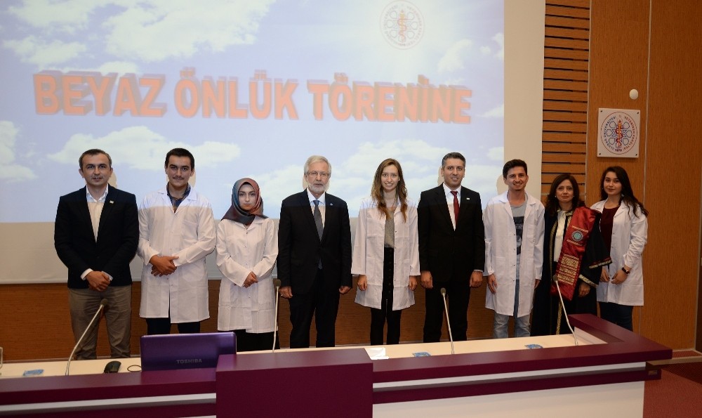 Veteriner Öğrencileri Beyaz Önlükleri Giydi