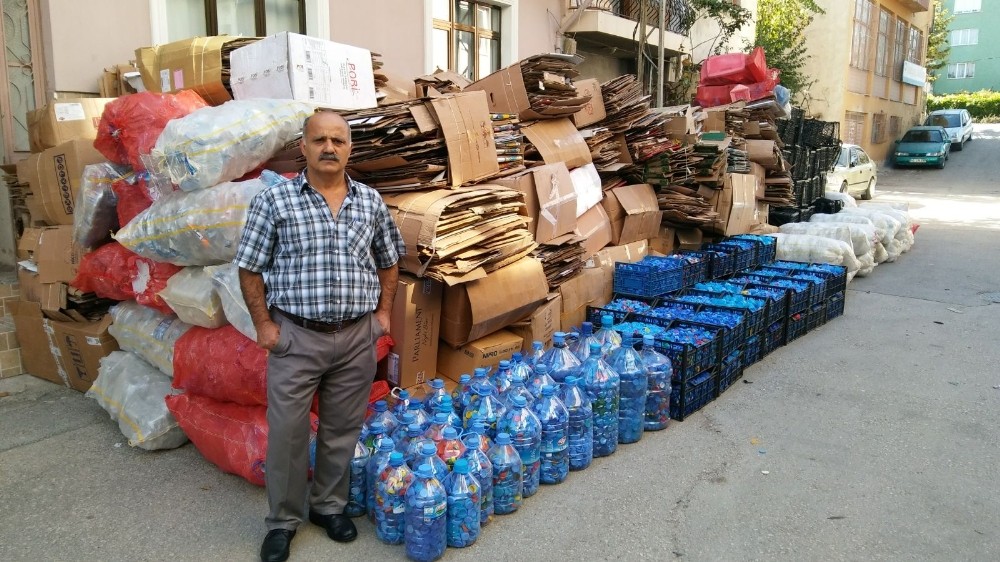 Yardım Kuruluşlarına Destek İçin Sokak Sokak Gezerek Karton Topluyor
