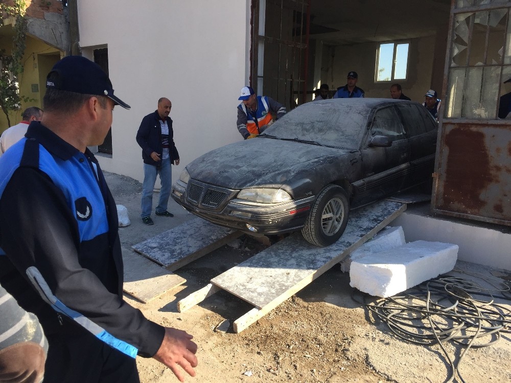 Yıkımı Engellemek İçin Otomobilini Park Etti, Ancak Ekipleri Durduramadı