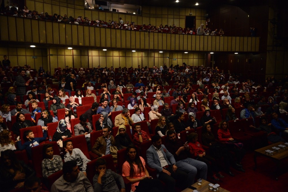 Yıldırımda Akidezadeler Oyunu Kapalı Gişe Oynadı