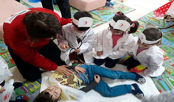 MiNiK öĞRENCiLER KIZILAY’I TANIDI