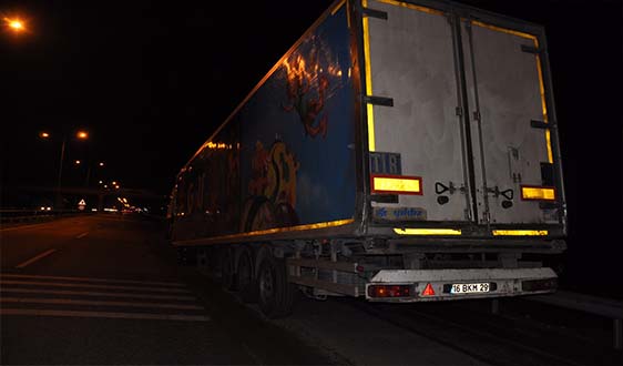 SEYiR HALiNDEKi TIR’IN  DORSESi AYRILDI