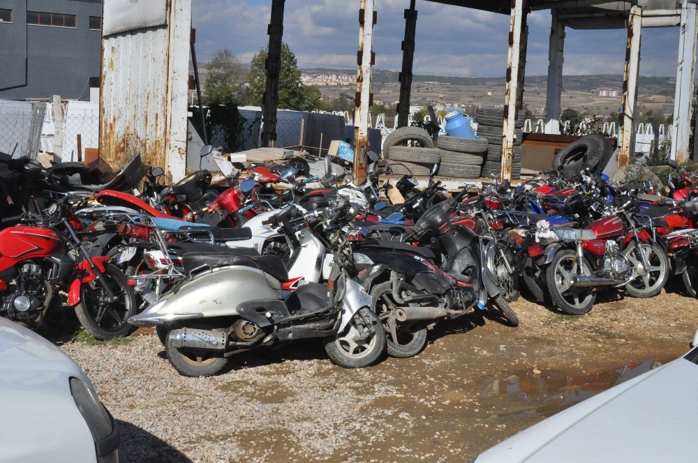 Araçlar Otoparklarda Çürüyor