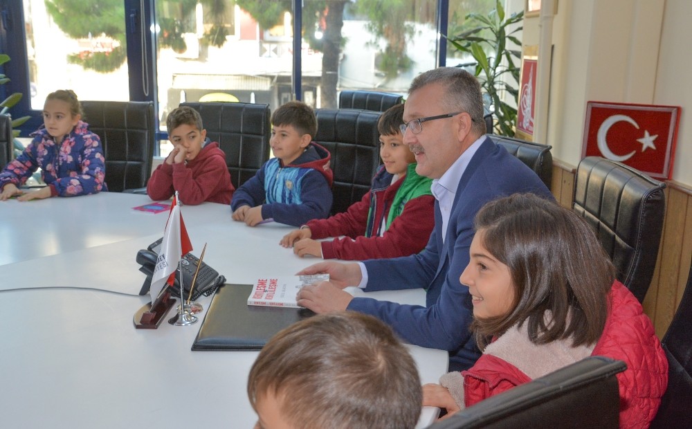 Başkanla Miniklerin Kitap Okuma Günleri Sürüyor